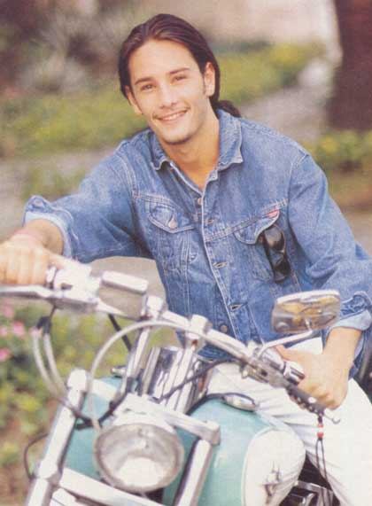 Родриго Санторо ^ Rodrigo Santoro : Ангелы Чарли: полное удушье : Влюбленные женщины : Нежный яд : Неукротимая Хильда