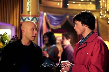 Тайны Смолвиля ^ Smallville : Том Вэллинг : Кристин Кройк : Майкл Розенбаум : Эллисон Мэк : Сэм Джонс III : Аннет О'Тул : Джон Шнайдер : Джон Глоувер : Эммануэлль Вогиер