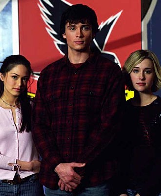 Тайны Смолвиля ^ Smallville : Том Вэллинг : Кристин Кройк : Майкл Розенбаум : Эллисон Мэк : Сэм Джонс III : Аннет О'Тул : Джон Шнайдер : Джон Глоувер : Эммануэлль Вогиер