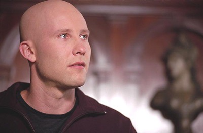 Тайны Смолвиля ^ Smallville : Том Вэллинг : Кристин Кройк : Майкл Розенбаум : Эллисон Мэк : Сэм Джонс III : Аннет О'Тул : Джон Шнайдер