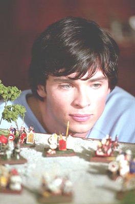 Тайны Смолвиля ^ Smallville : Том Вэллинг : Кристин Кройк : Майкл Розенбаум : Эллисон Мэк : Сэм Джонс III : Аннет О'Тул : Джон Шнайдер