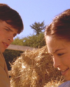 Тайны Смолвиля ^ Smallville : Том Вэллинг : Кристин Кройк : Майкл Розенбаум : Эллисон Мэк : Сэм Джонс III : Аннет О'Тул : Джон Шнайдер