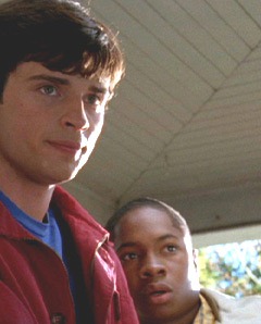 Тайны Смолвиля ^ Smallville : Том Вэллинг : Кристин Кройк : Майкл Розенбаум : Эллисон Мэк : Сэм Джонс III : Аннет О'Тул : Джон Шнайдер