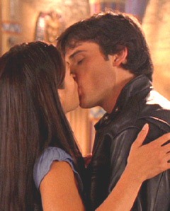 Тайны Смолвиля ^ Smallville : Том Вэллинг : Кристин Кройк : Майкл Розенбаум : Эллисон Мэк : Сэм Джонс III : Аннет О'Тул : Джон Шнайдер