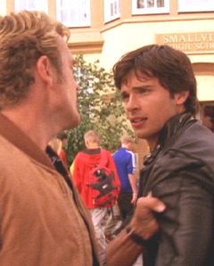 Тайны Смолвиля ^ Smallville : Том Вэллинг : Кристин Кройк : Майкл Розенбаум : Эллисон Мэк : Сэм Джонс III : Аннет О'Тул : Джон Шнайдер