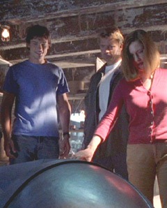 Тайны Смолвиля ^ Smallville : Том Вэллинг : Кристин Кройк : Майкл Розенбаум : Эллисон Мэк : Сэм Джонс III : Аннет О'Тул : Джон Шнайдер